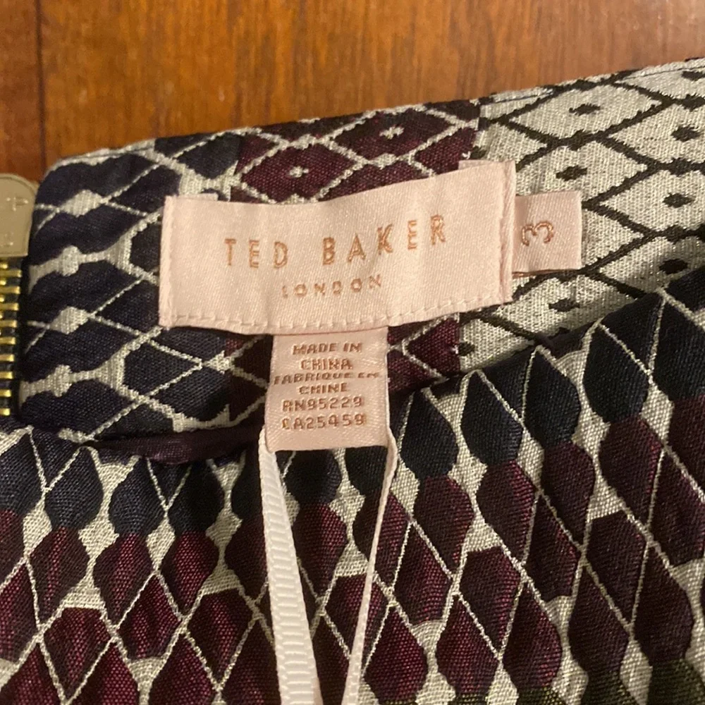 Mini skirt w/quilted details. Brand new with tags, never worn - Picture 3 of 6